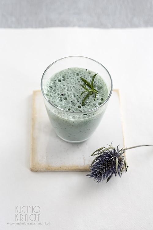 Mleczny koktajl z borówkami, spiruliną i owocami baobabu