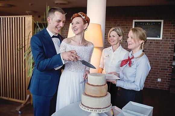 Elegancki tort ślubny z cukrowymi sznurkami i ozdobnymi fakturami