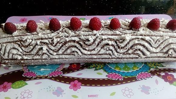 Czekoladowa rolada z malinami i kremem śmietanowo-yogurtowym