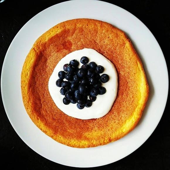 Omlet kokosowy z borówkami