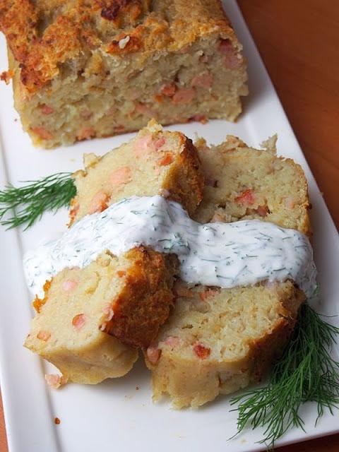 Babka ziemniaczana z sosem koperkowo-czosnkowym