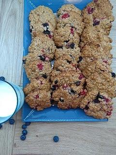 Ciasteczka owsiane z borówkami i czerwoną porzeczką