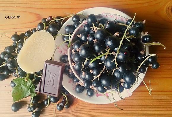 Dżem z czarnej porzeczki, marcepanu i gorzkiej czekolady