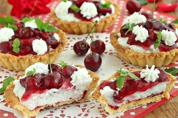 Tarteletki ryżowe z czereśniami i kremem kokosowym