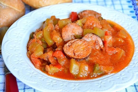 Leczo z cukinii i wędzonej kiełbasy