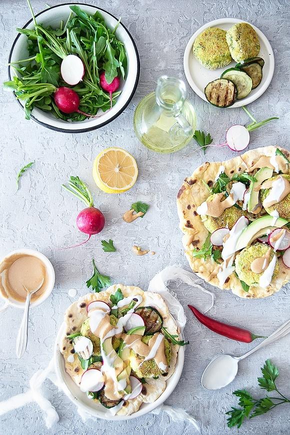 Tortille z ciecierzycy z kotlecikami z bobu, warzywami i pastą tahini