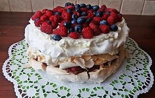 Tort bezowy czekoladowo-śmietanowy z owocami lata