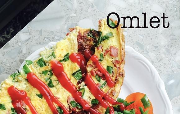 Omlet z kiełbasą, jajkiem i szczypiorkiem na śniadanie