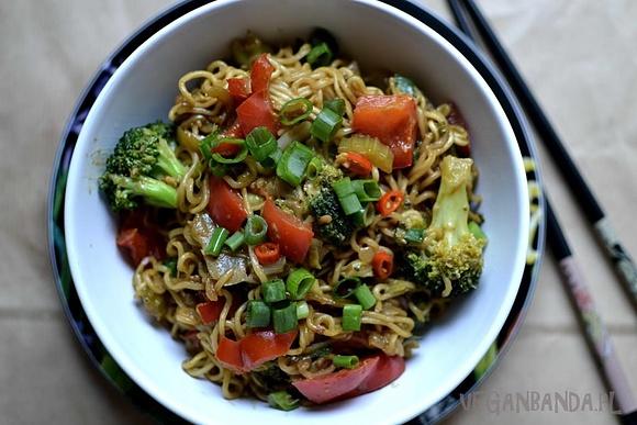 Noodle z masłem orzechowym i warzywami