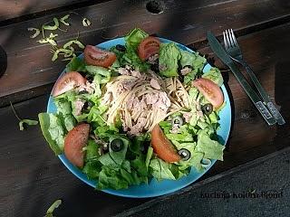 Spaghetti pełnoziarniste z tuńczykiem, sałatą i czarnymi oliwkami