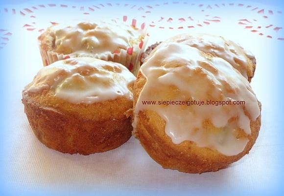 Muffiny z rabarbarem i marcepanem