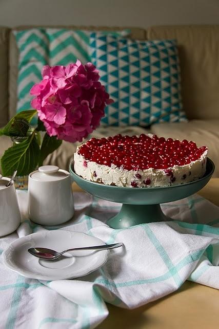 Sernik mascarpone z czerwoną porzeczką