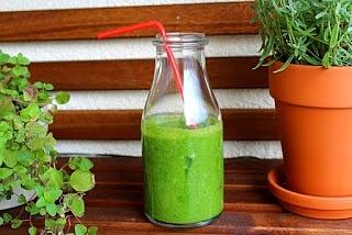 Smoothies z jarmużu banana i jabłka