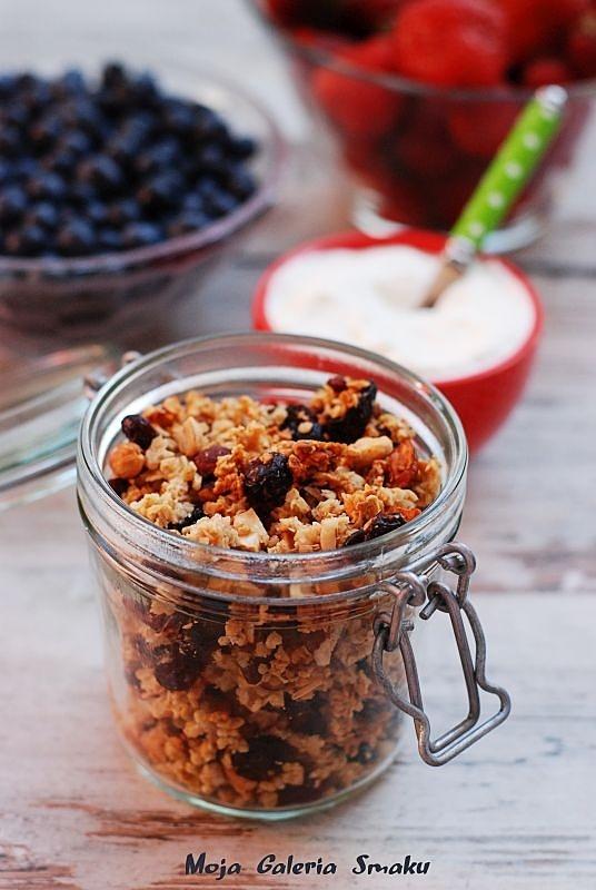Domowa granola z orzechami i żurawiną