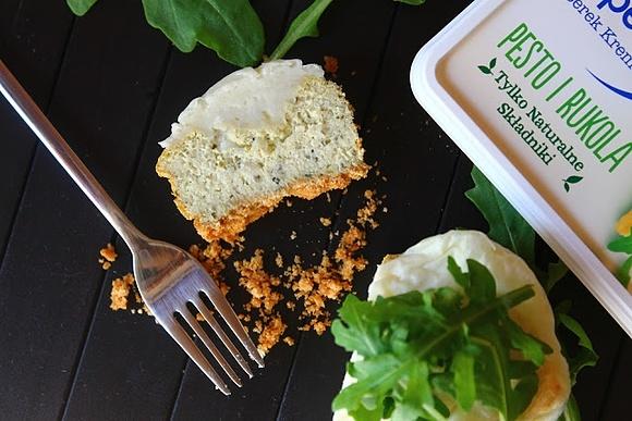 Mini serniczki z rukolą i pesto
