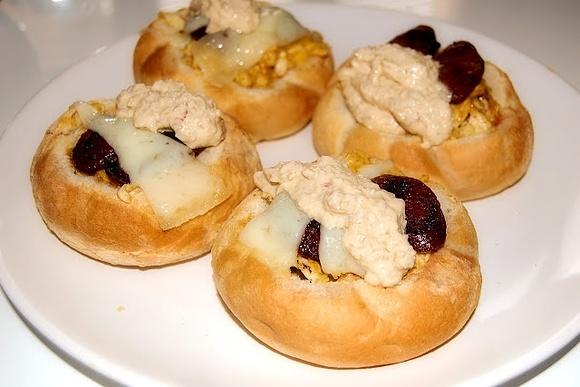 Tapas śniadaniowe z pomidorami, jajkami i chorizo