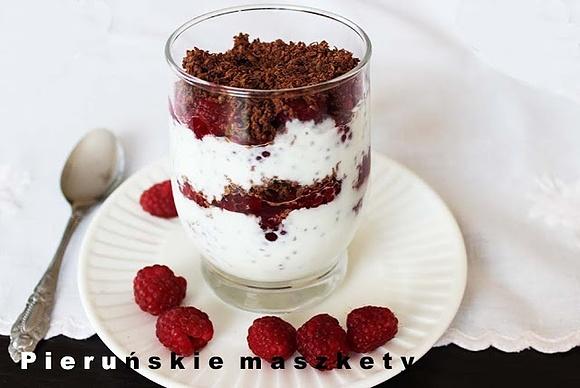 Zdrowy deser malinowy w pucharku
