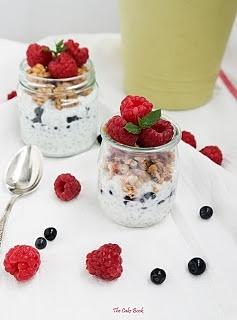 Pudding chia z jagodami i malinami z granolą