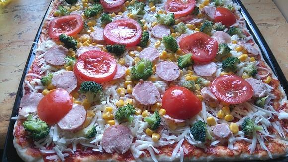 Pizza na cieście razowym z brokułem, kiełbasą i kukurydzą