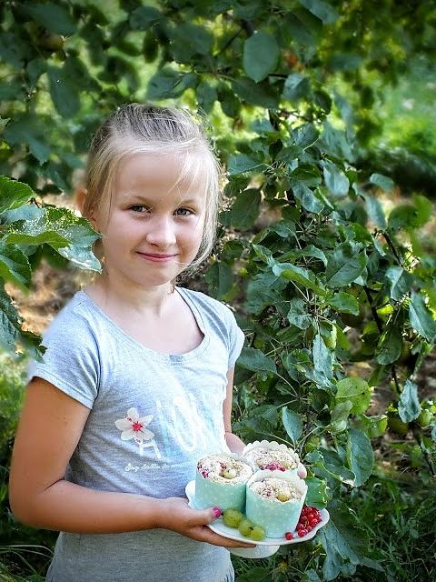Orkiszowe muffinki z agrestem i czerwoną porzeczką na lato