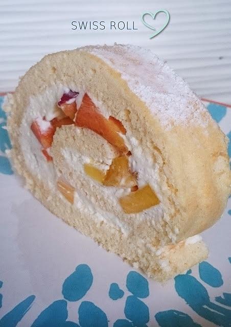 Rolada z mascarpone, mango i brzoskwiniami