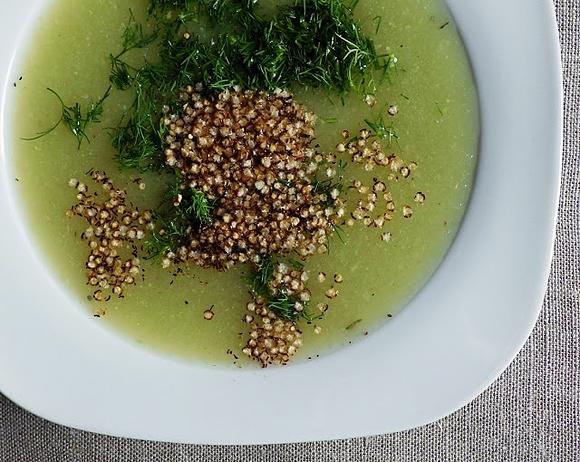 Dietetyczna zupa z zielonych ogórków z prażonymi płatkami quinoa i koperkiem