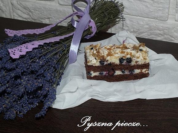 Ciasto z jagodami i bezą z orzechami