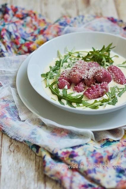 Buraczane gnocchi w sosie serowym