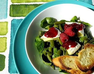Sałatka z fasolki szparagowej z bazylią i grillowanym serem Camembert