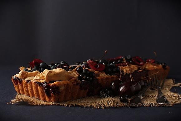 Tarta z czarną porzeczką, jagodami, czereśniami i bezą