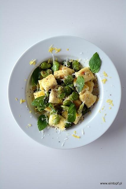 Gnocchi z ricotty i parmezanu z bobem, cytryną i miętą