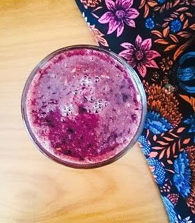 Purpurowe smoothie z malinami jagodami bananem chia i szałwią hiszpańską