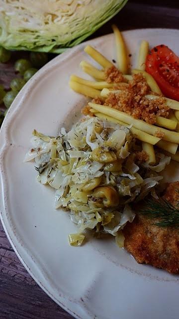 Młoda kapusta z agrestem