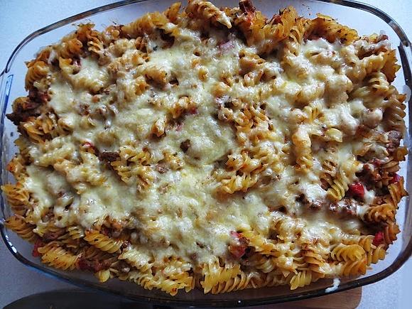 Zapiekanka bolońska z makaronem i mięsem mielonym