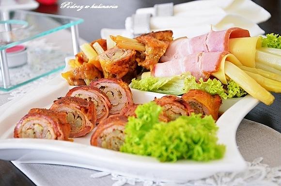 Roladki ze szparagami otulone boczkiem