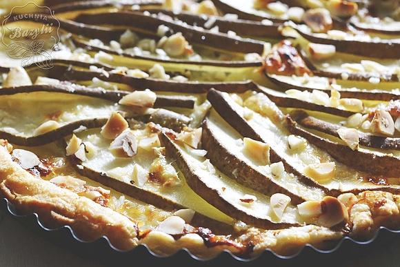 Tarta z ciasta francuskiego z gruszkami i serem pleśniowym