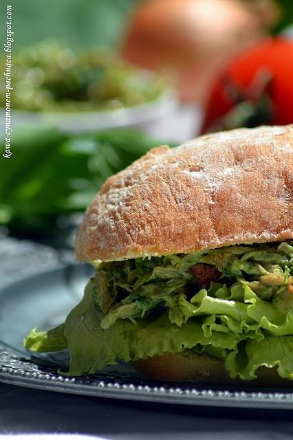 Pasta z kurczakiem i pesto bazyliowym do kanapek