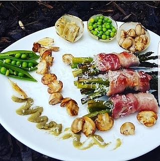 Roladki szparagowe z pastą Wasabi i karczochami