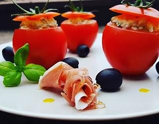 Faszerowane pomidory tuńczykiem i mozzarellą