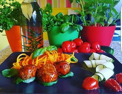 Spaghetti z dyni piżmowej z sosem pomidorowym i cukinią