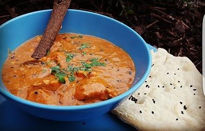 Kurczak Balti z sosem i chlebem Naan
