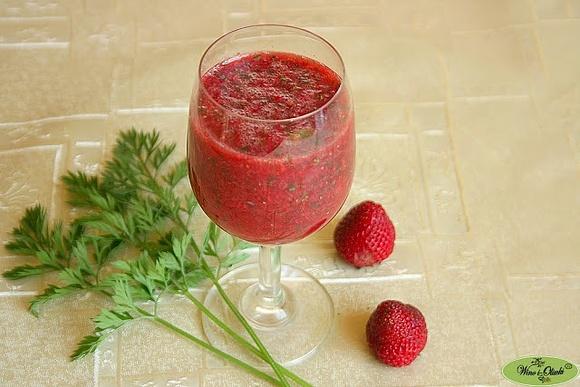 Smoothie z truskawek i natki marchewki