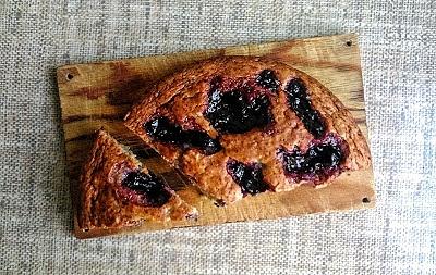 Ciasto bananowe z dżemem z czarnej porzeczki