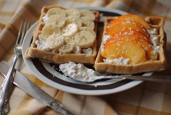 Ricottowe pełnoziarniste gofry z bananami i brzoskwiniami