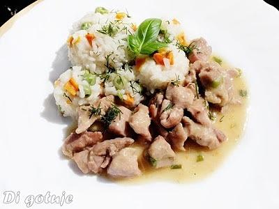 Gulasz z udźca indyka z ryżem z marchewką i groszkiem