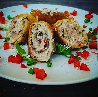 Roladki schabowe z szynką parmeńską, mozzarellą i koperkiem