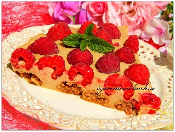 Tarta kawowa z likierem i malinami