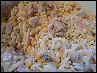 Sałatka z makaronu orzo, kukurydzy i szynki konserwowej