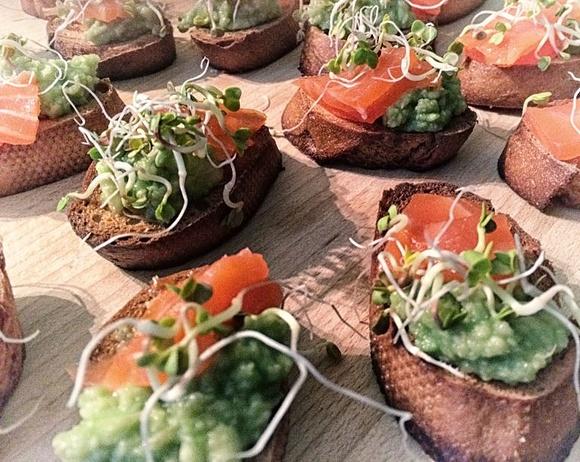 Bruschetty z guacamole i łososiem