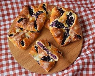 Drożdżówki z serem i jagodami